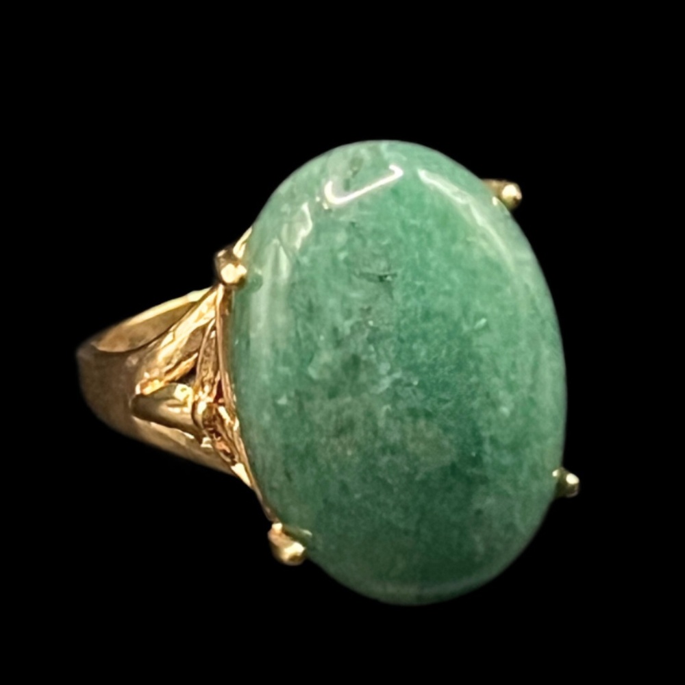 Beautiful Green oval cabochon Gemstone Gold tone Ring with Intricate Des…